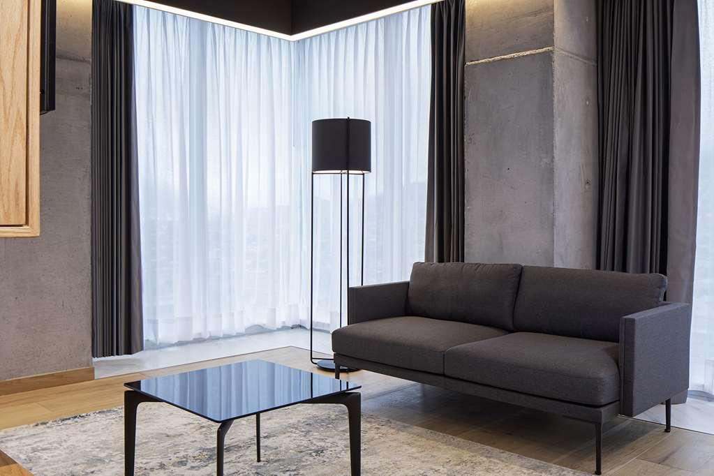 Galeria Plaza Monterrey Otel Oda fotoğraf A floor lamp