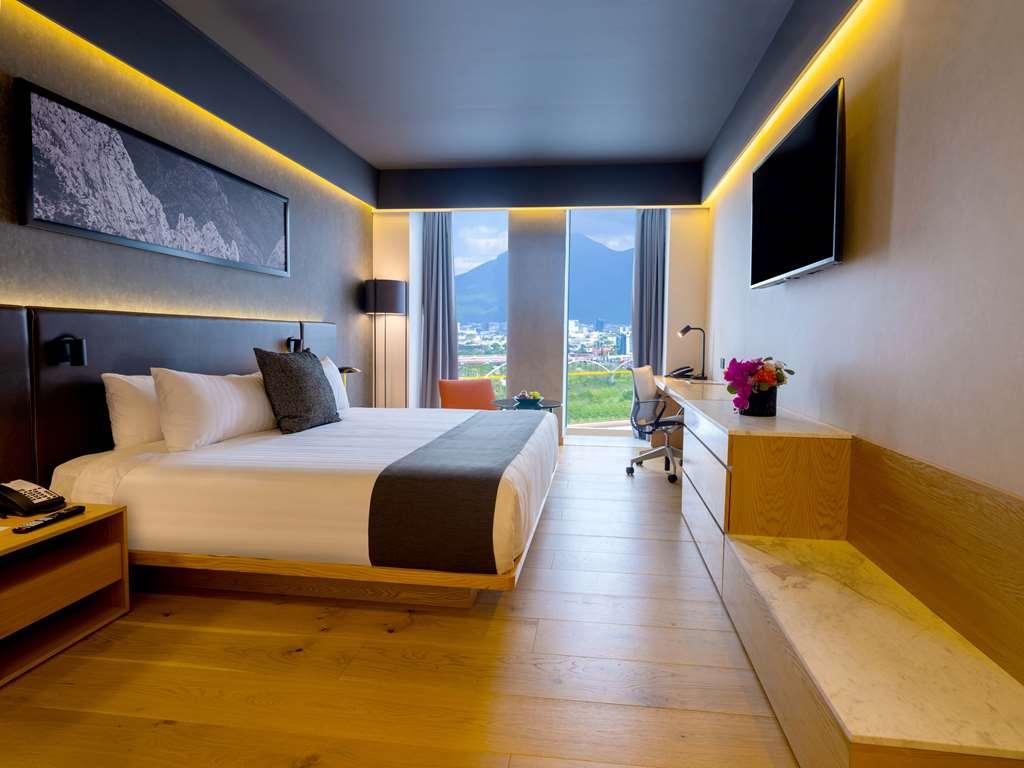 Galeria Plaza Monterrey Otel Oda fotoğraf A room at the hotel