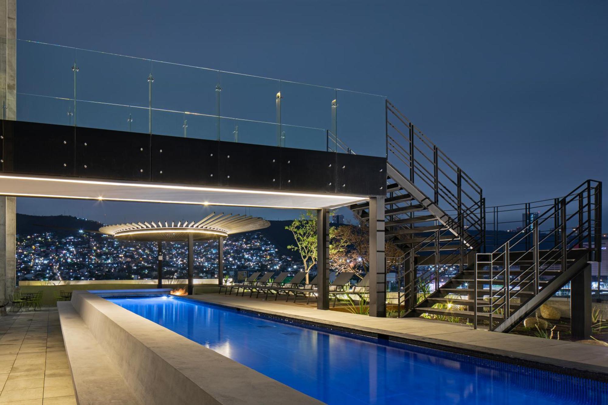 Galeria Plaza Monterrey Otel Dış mekan fotoğraf Rooftop pool at the hotel