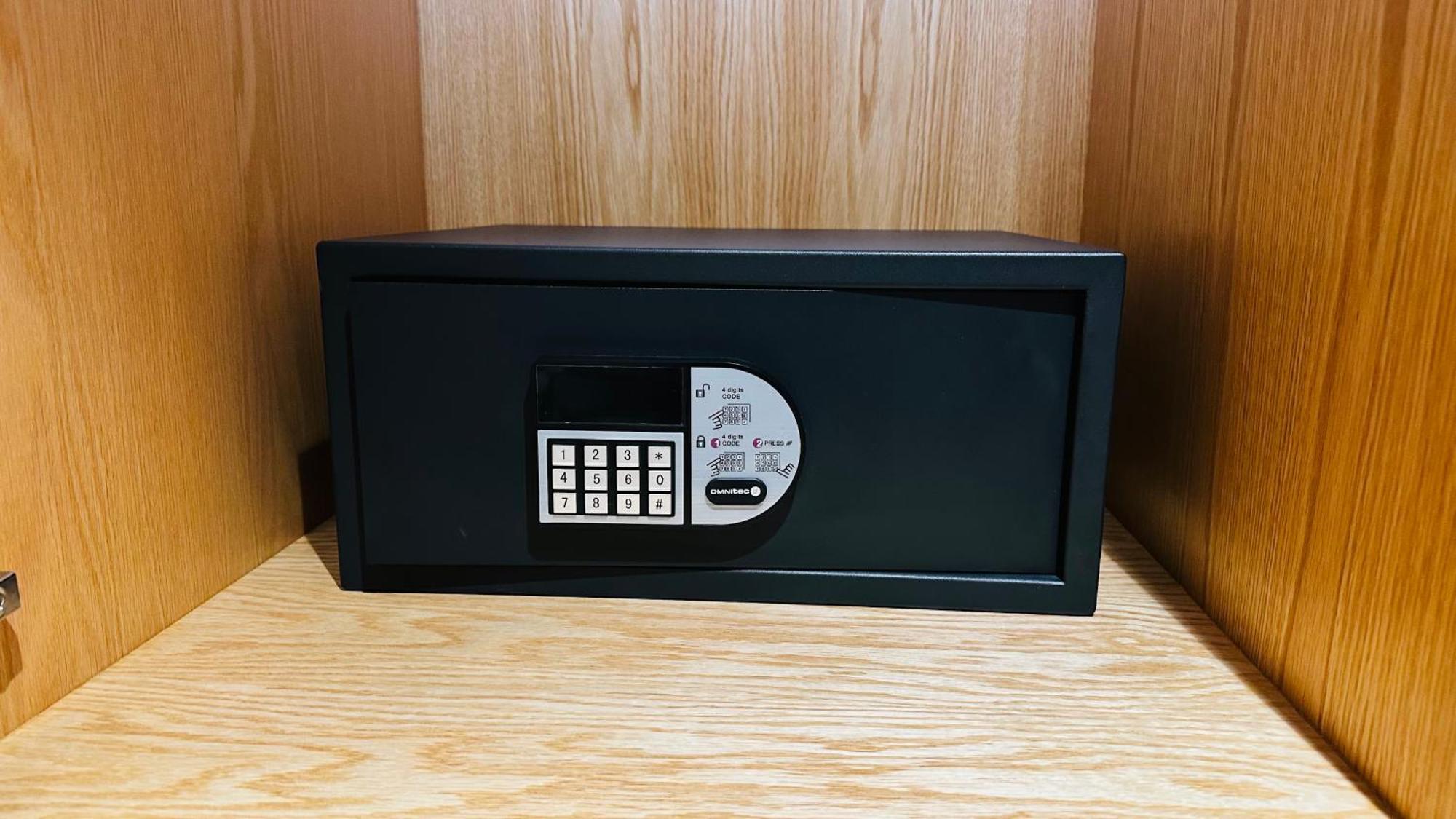 Galeria Plaza Monterrey Otel Oda fotoğraf A safe